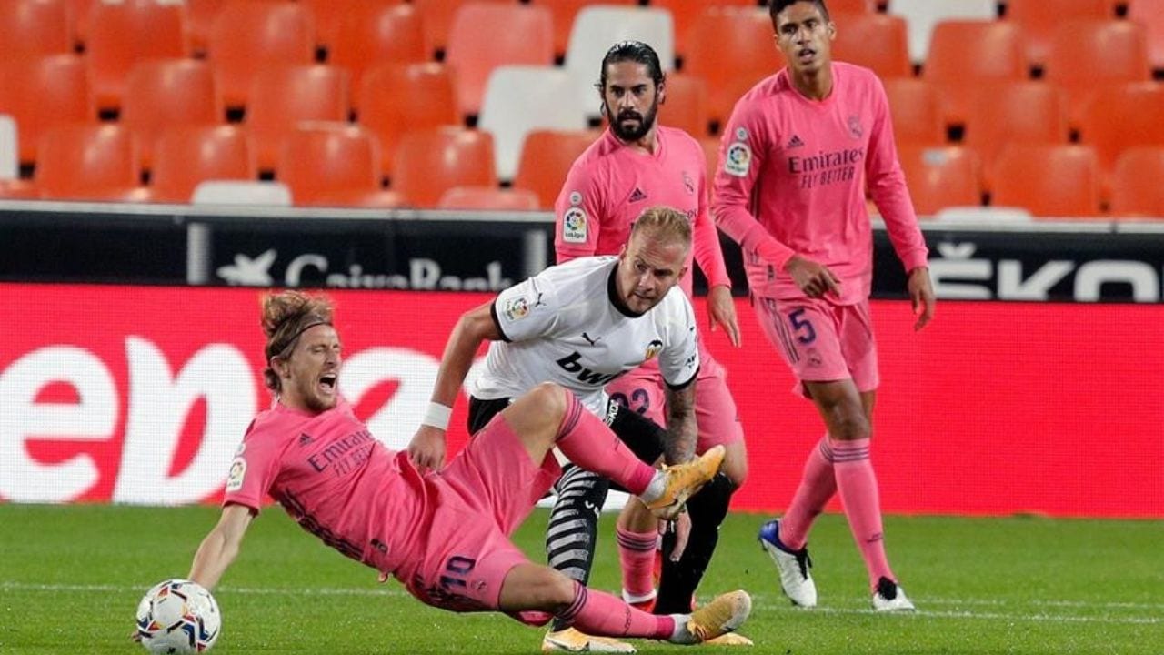 Real Madrid tropieza y es goleado por el Valencia en Mestalla