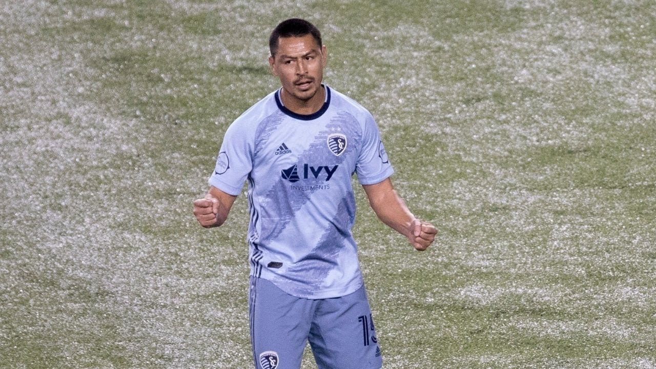 Roger Espinoza consigue un hito histórico y es felicitado por el Sporting Kansas City