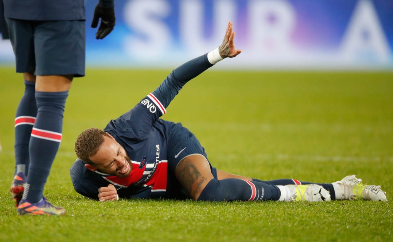 ¡Terrorífica lesión de Neymar! El brasileño se marchó llorando y en camilla
