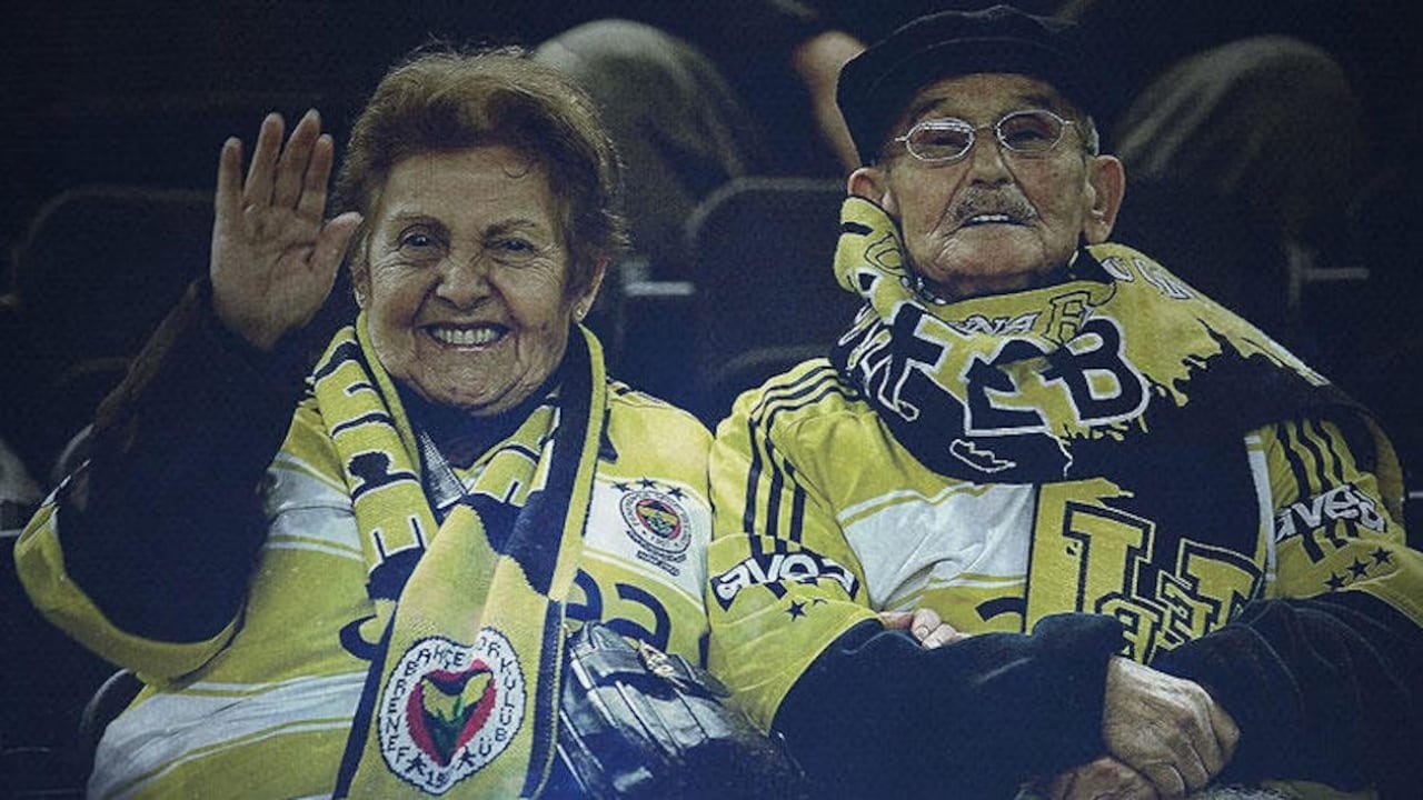 ¡Amor eterno! pareja de abuelitos ahora apoyarán al Fenerbahce desde el cielo