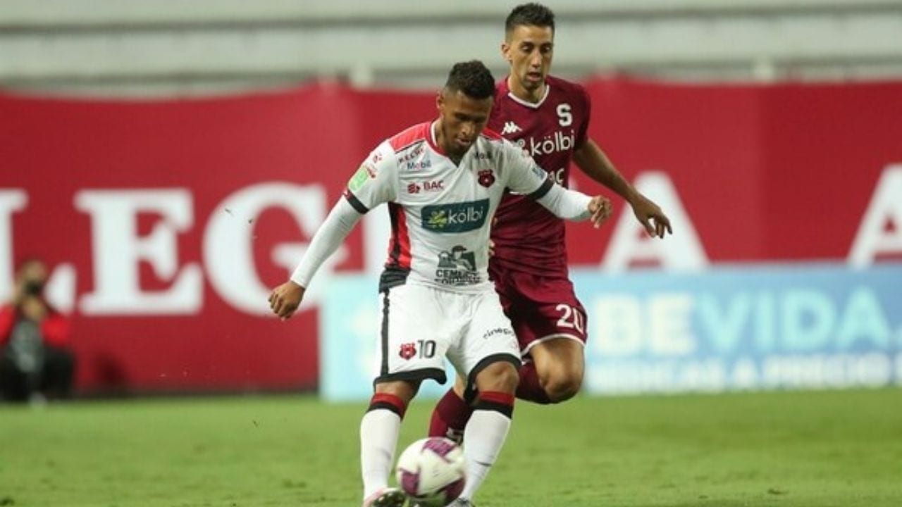 Hondureño Alex López lidera asistencias en Liga de Costa Rica desde 2018