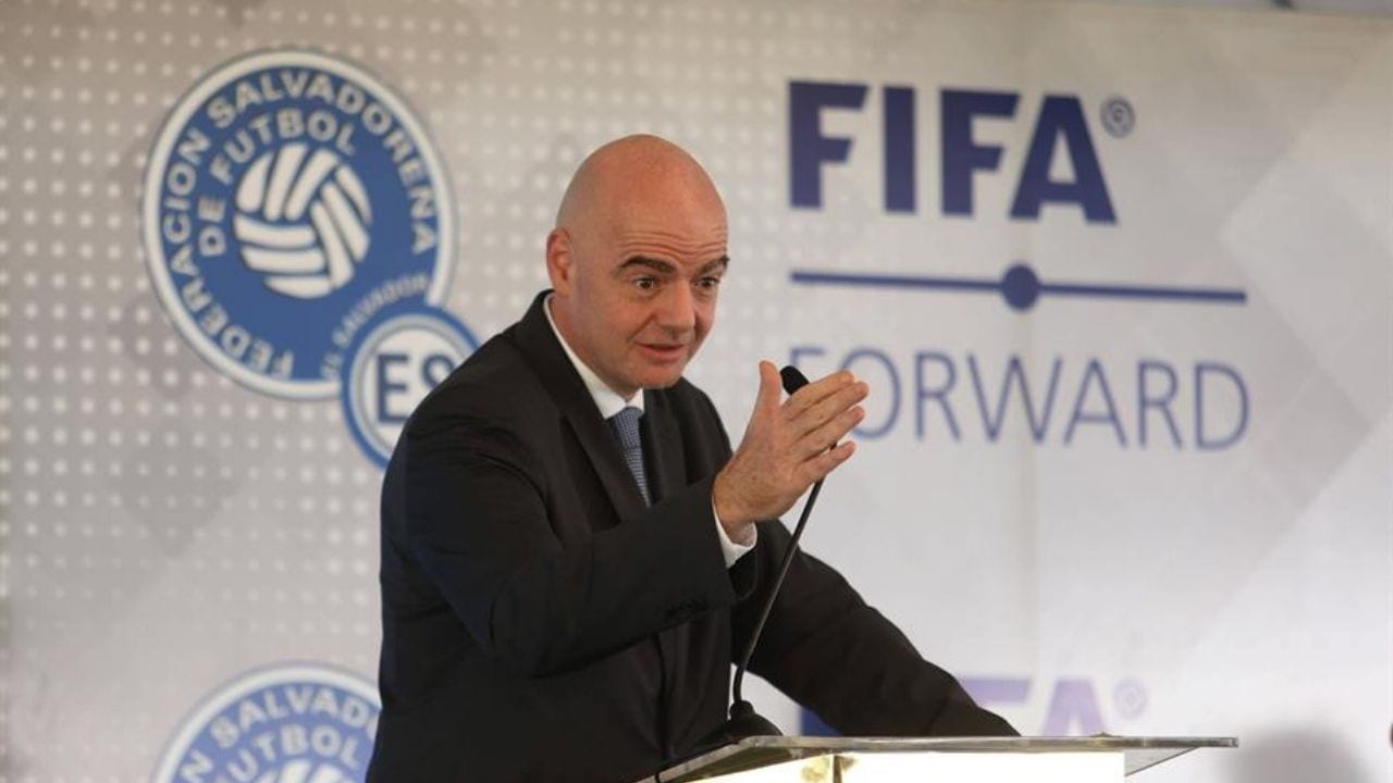 Presidente de la FIFA defiende al VAR de aquellos que señalan que daña el fútbol