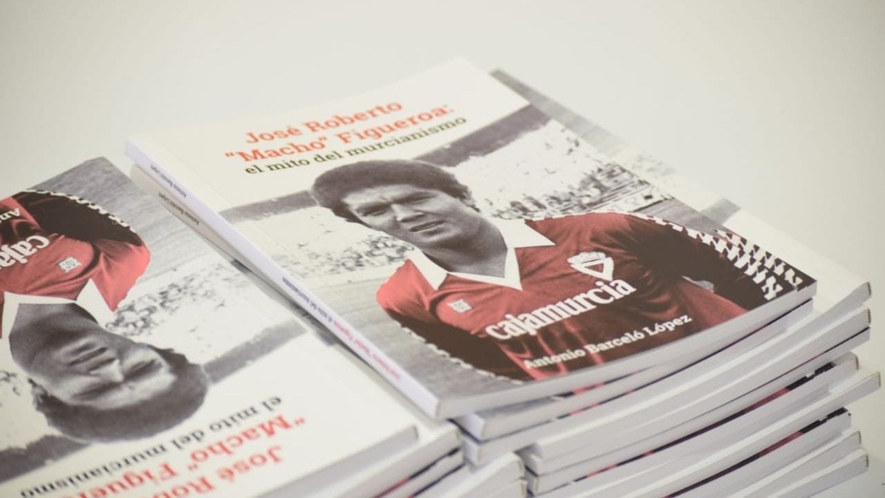 Presentan en España libro sobre el exjugador hondureño Roberto Macho Figueroa