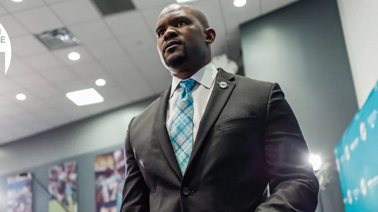 El hondureño Brian Flores, discípulo aventajado de Belichick, hace historia en la NFL