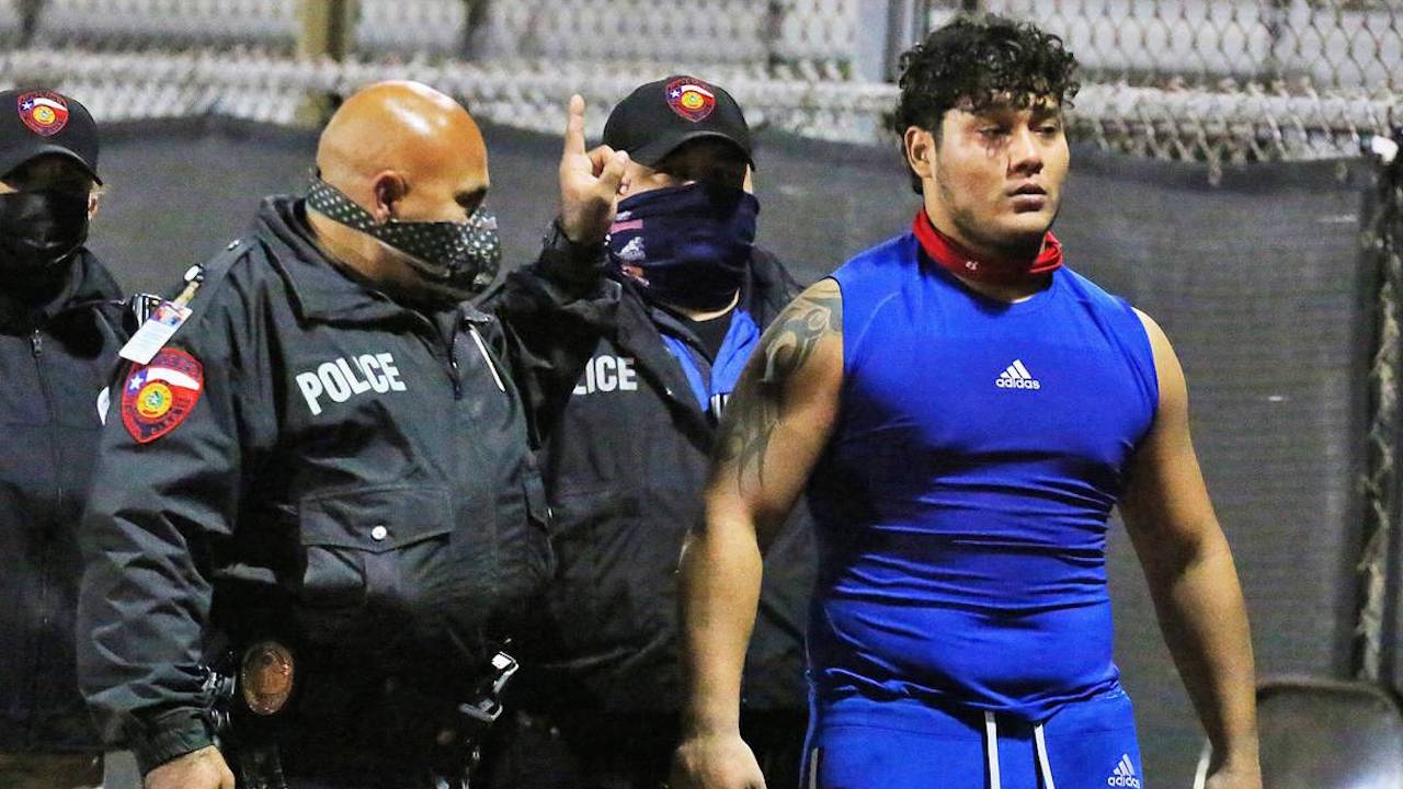 Video: Sale expulsado, regresa para agredir al árbitro y termina arrestado