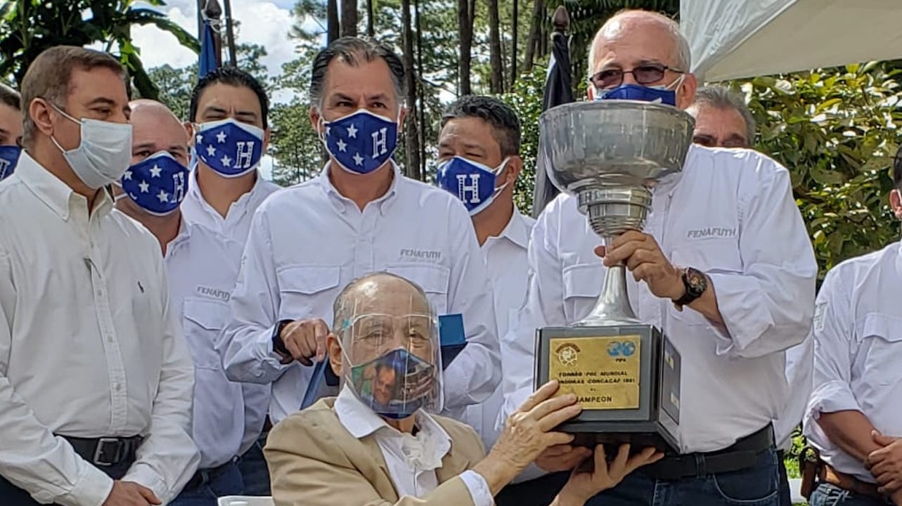 Fenafuth rinde homenaje a Chelato Uclés poniendo su nombre a cancha de la Selección de Honduras en Siguatepeque