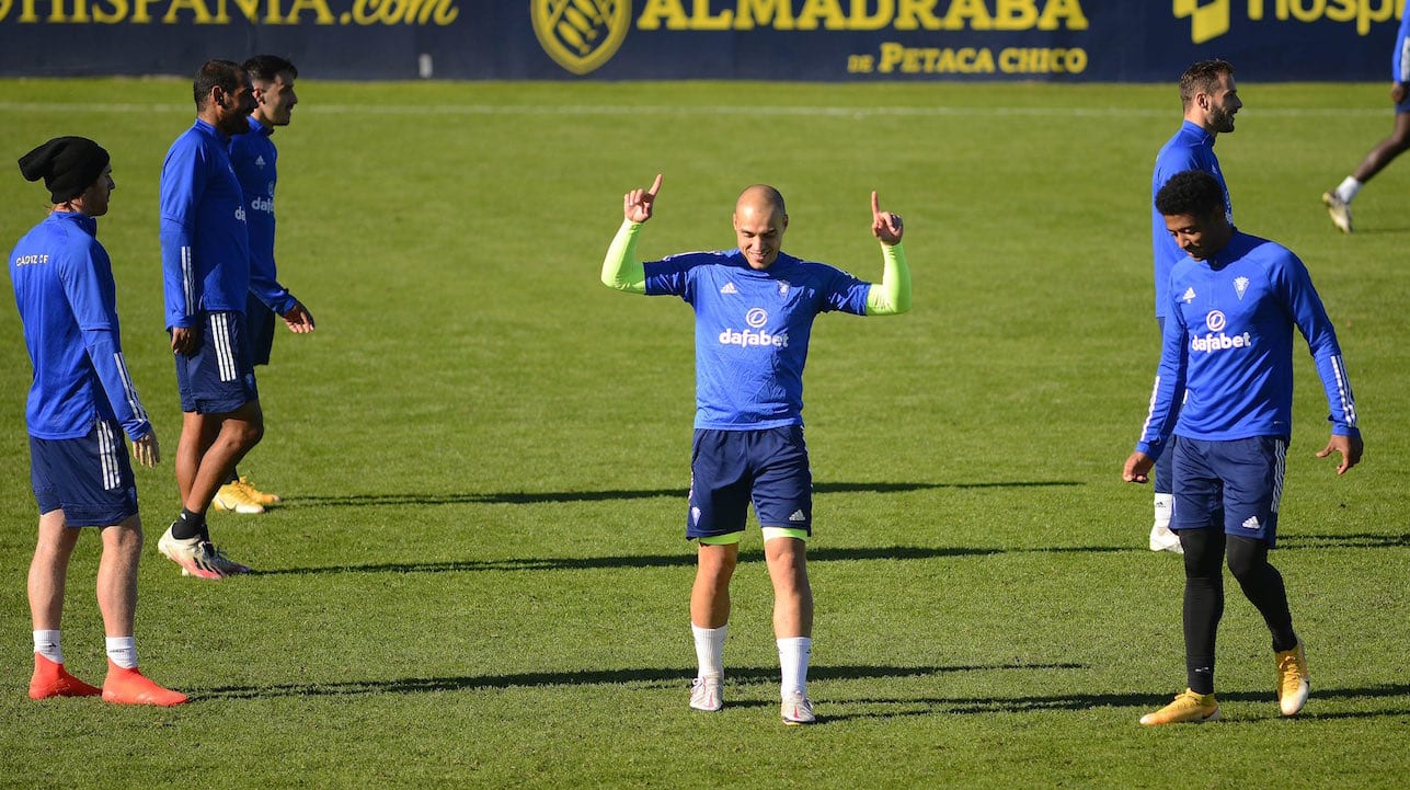 El Cádiz del Choco Lozano abandona los entrenamientos por casos de covid-19