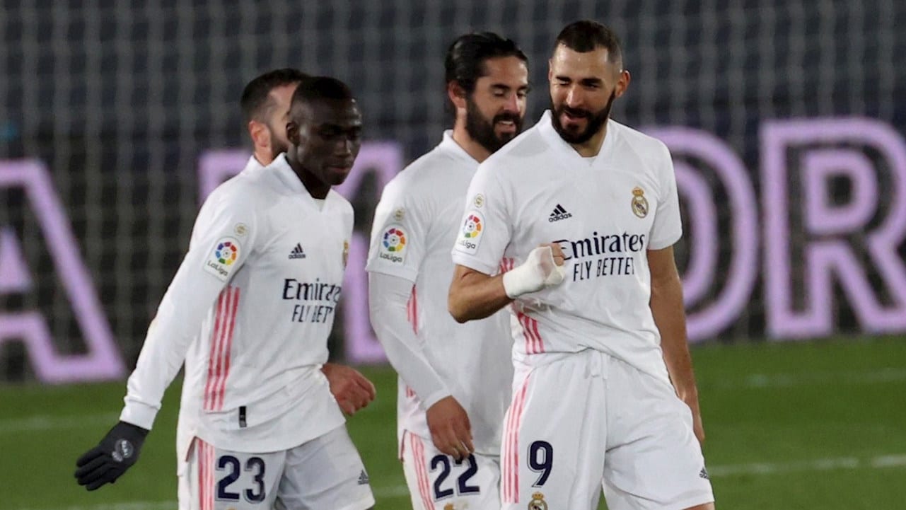 Casemiro y Benzema dan un sufrido triunfo al Real Madrid