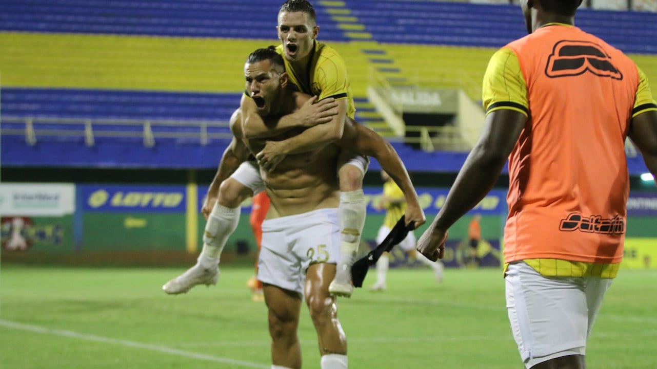 Video: Escándalo en Paraguay por polémico festejo del goleador argentino Raúl Bobadilla