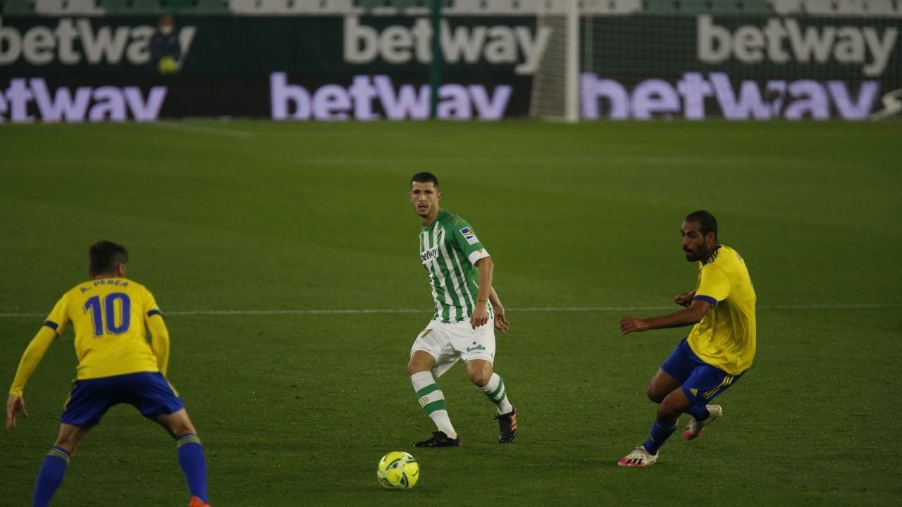 Cádiz del Choco Lozano cayó ante el Real Betis y suma su segunda derrota en fila