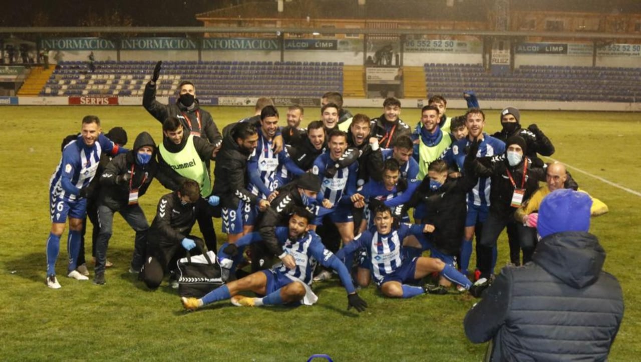 ¡Monumental ridículo! El Alcoyano del hondureño Jona Mejía elimina al Real Madrid de la Copa del Rey