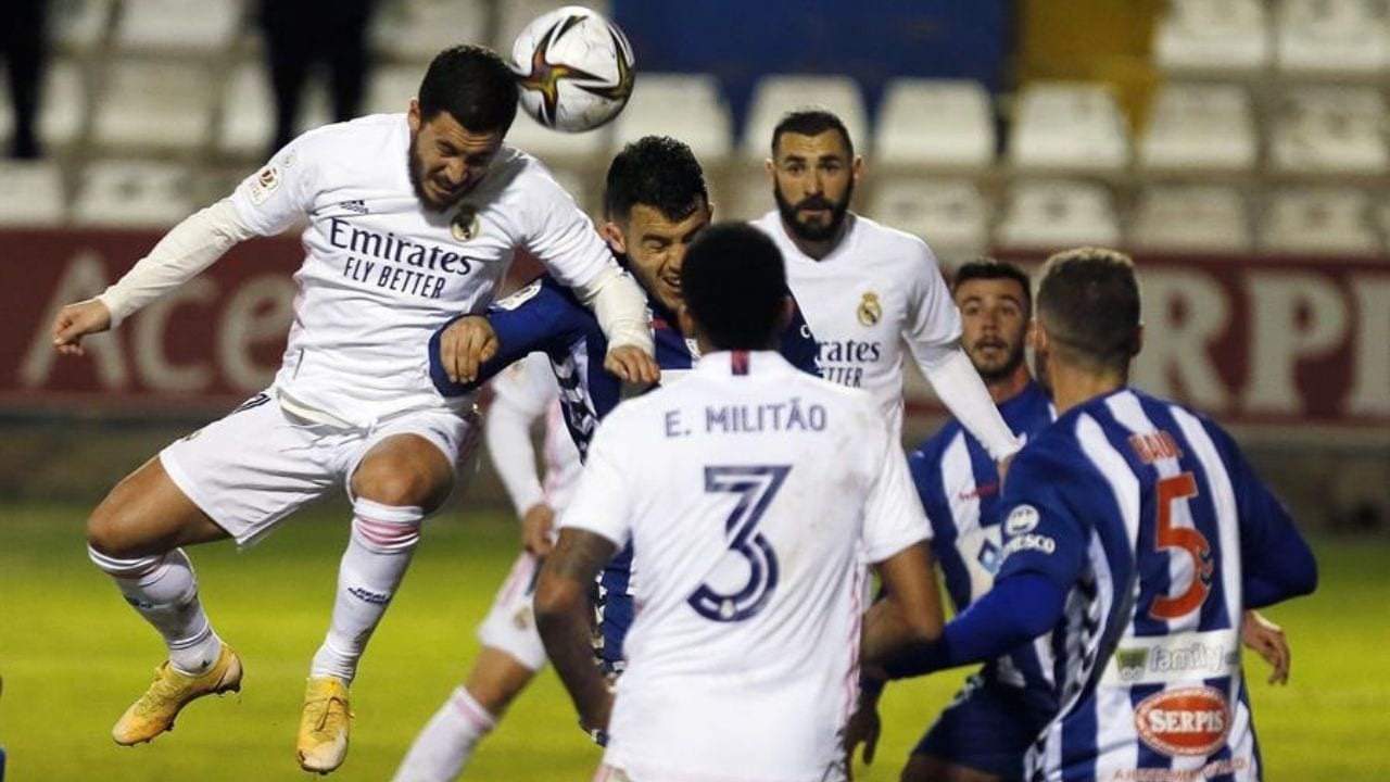 Real Madrid goleó al Alavés en Mendizorroza y se mantiene en el segundo lugar de La Liga