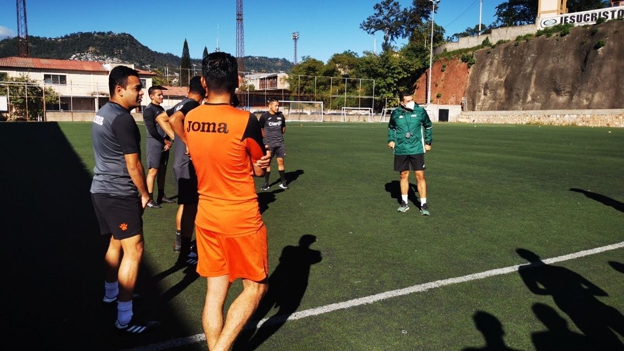 Árbitros de la Liga Nacional iniciaron el año con exigentes trabajos físicos y tácticos