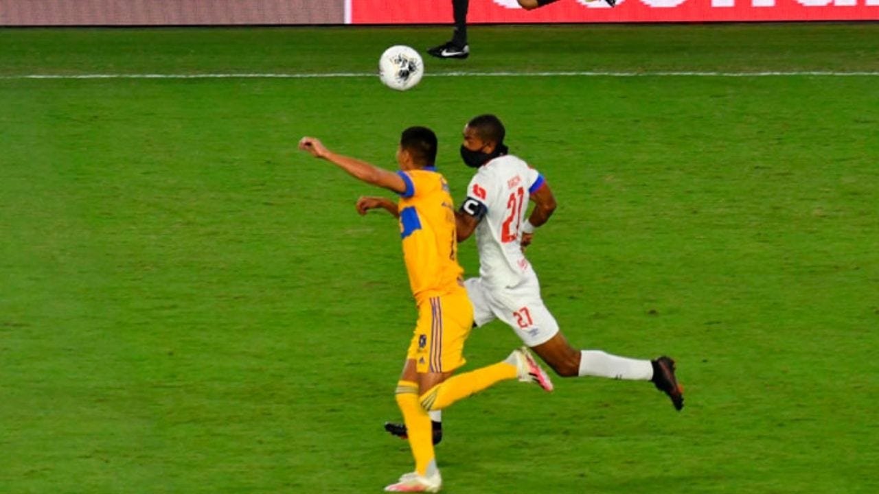 Directivo mexicano aconseja jugar con mascarilla como lo hace Jerry Bengtson