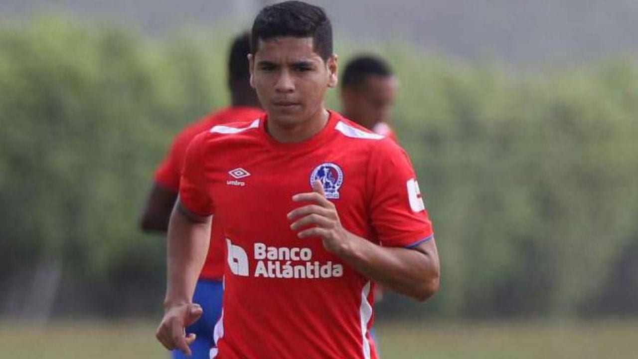 Carlos Pineda salió del quirófano con éxito y hace exigencia a la Liga Nacional