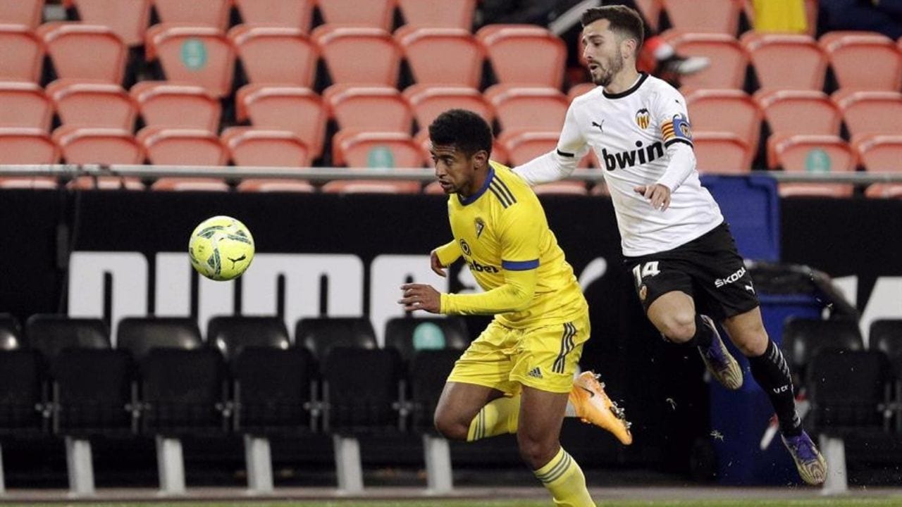 El Cádiz del Choco Lozano empató ante el Valencia en un disputado duelo en Mestalla