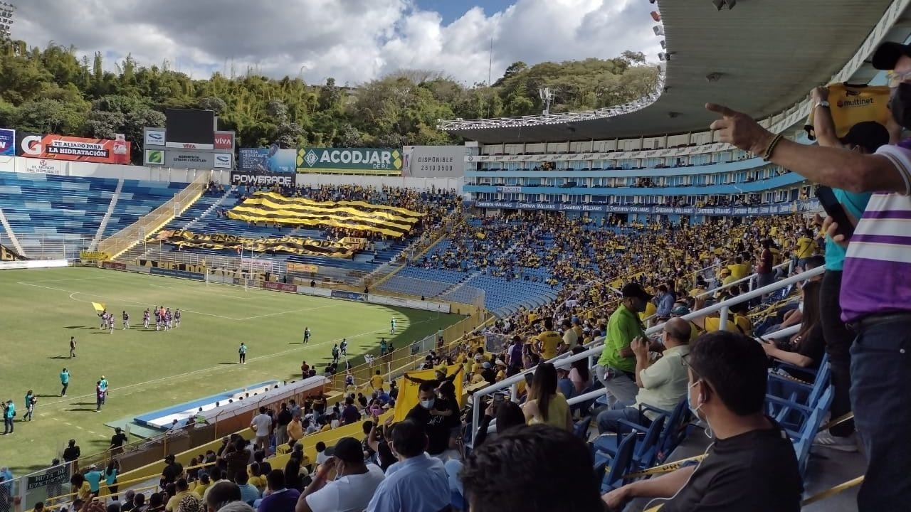 El Salvador disputó su final de ascenso con público en el estadio Cuscatlán