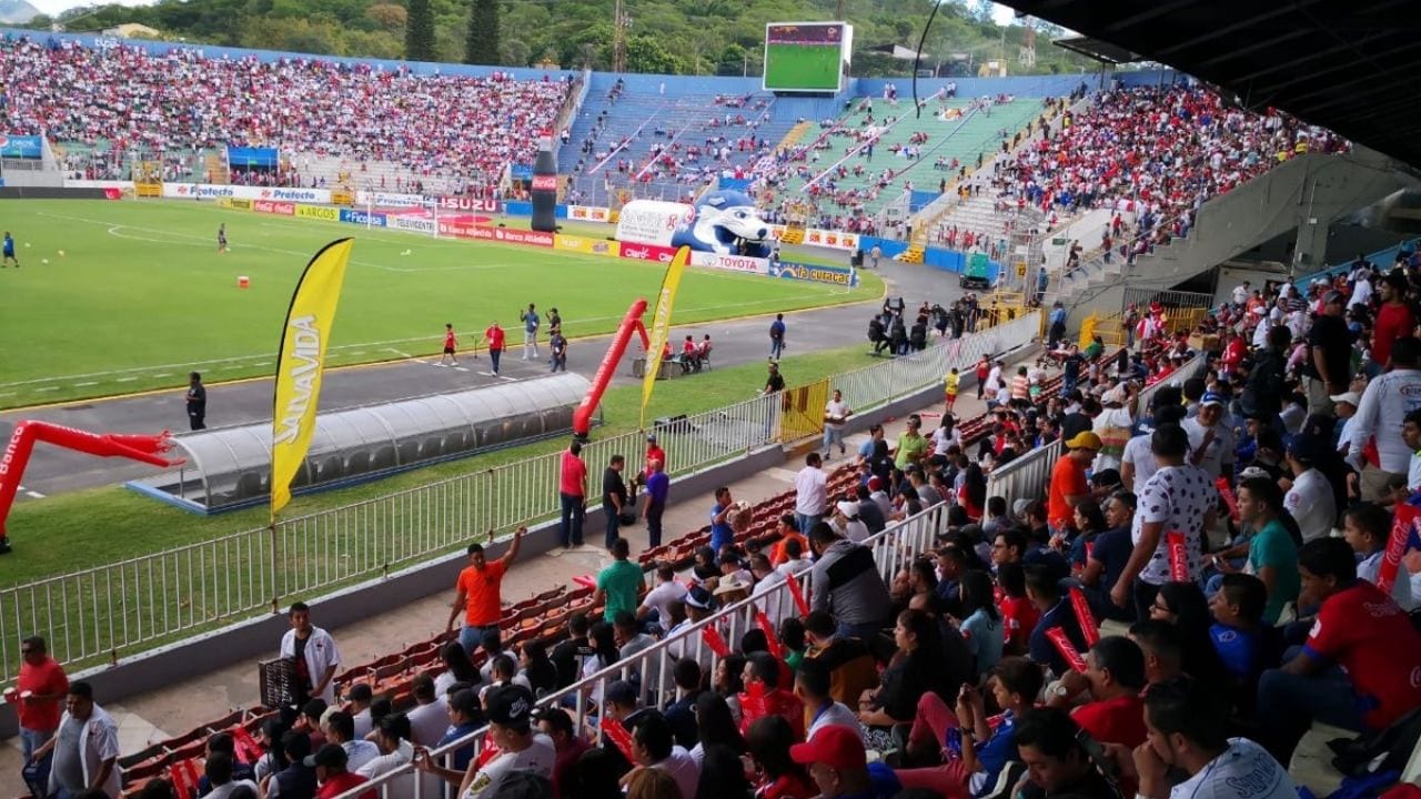 Liga Nacional plantea autorizar ingreso de aficionados a los estadios para el siguiente torneo