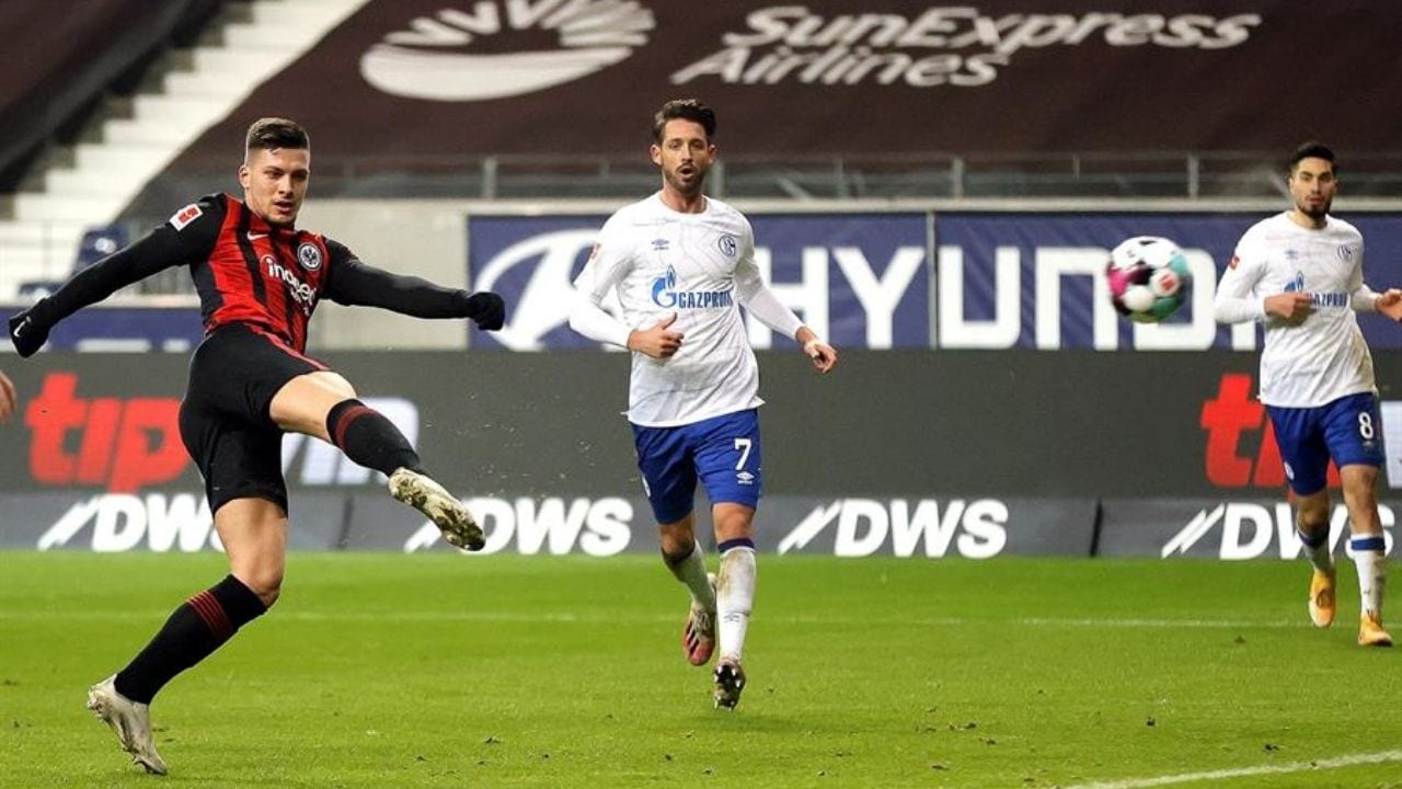 Jovic anotó doblete con el Eintracht tras regresar de Madrid por sequía goleadora