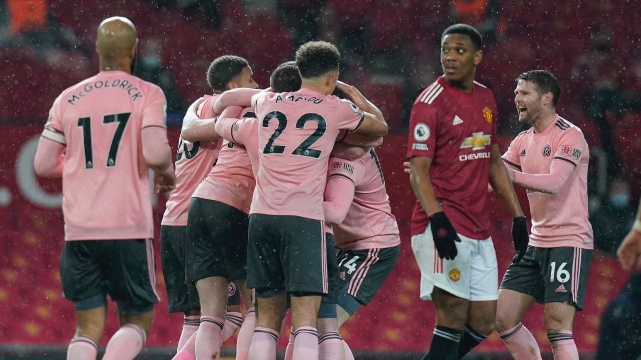 Manchester United tropezó ante el colista y cede el liderato de la Premier League