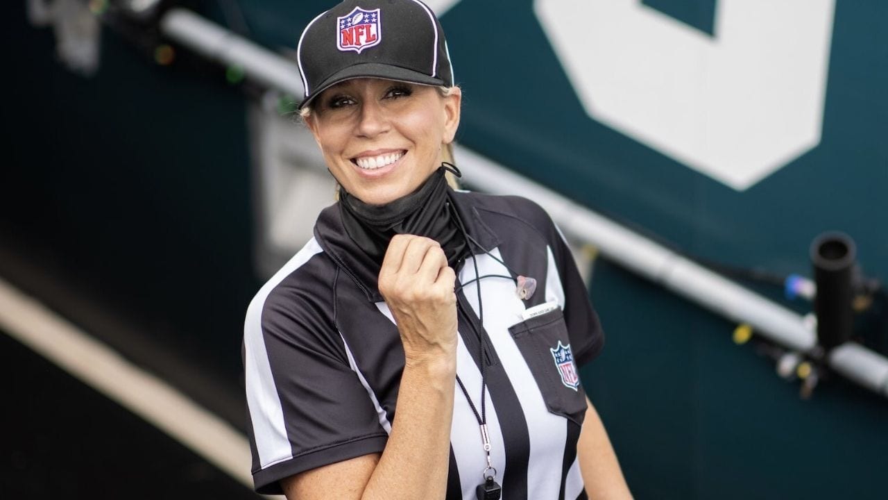 Sarah Thomas, la primera mujer llamada a oficiar un partido de Super Bowl