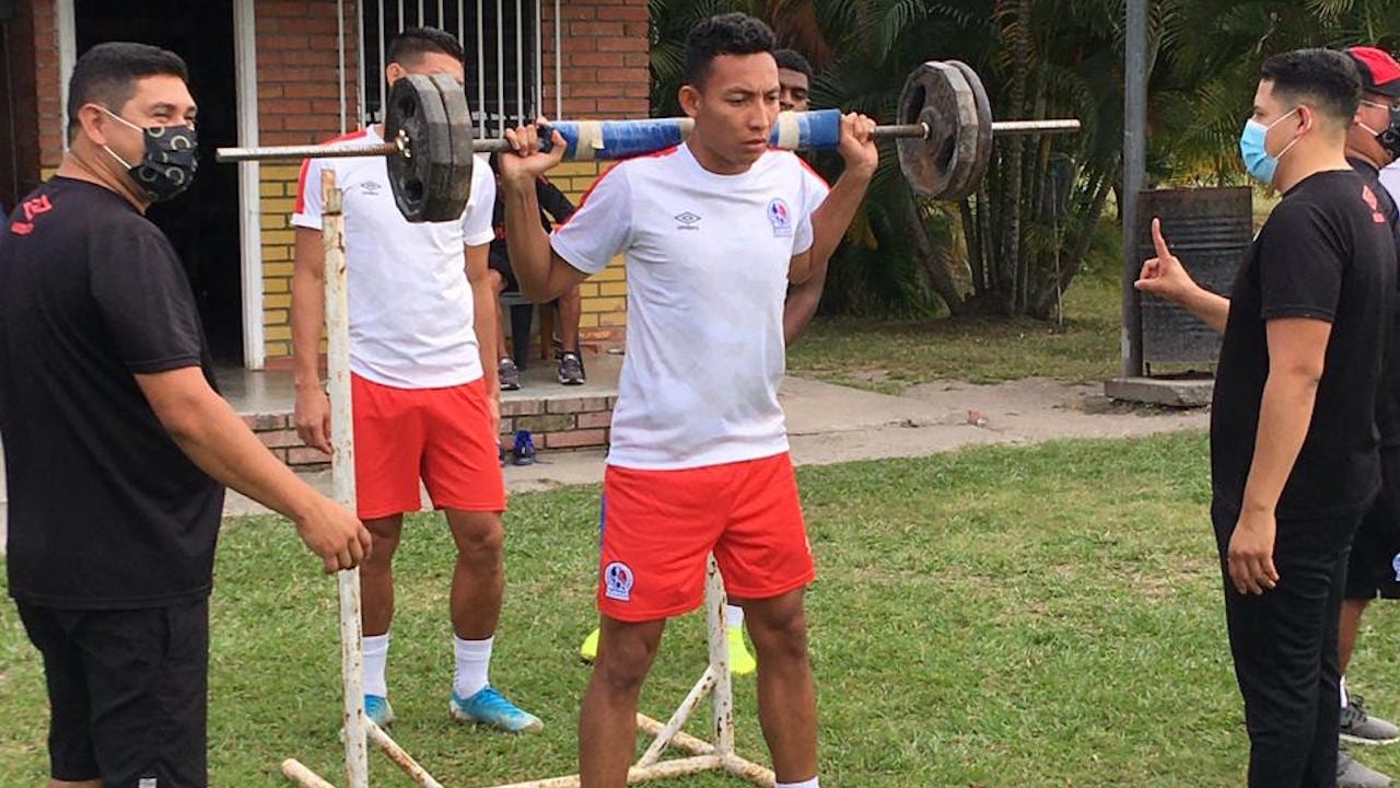 Allan Banegas ya suda la camiseta de Olimpia