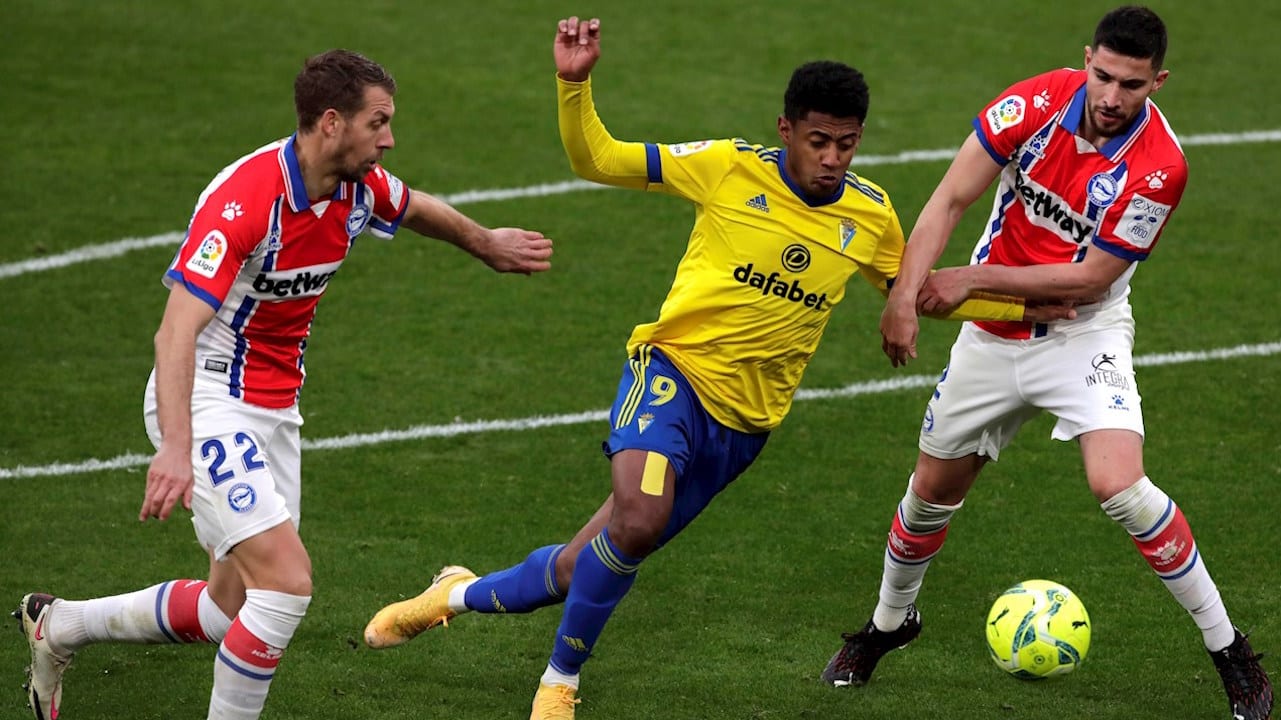 Gol y asistencia de Choco Lozano en triunfo del Cádiz ante Alavés en Carranza