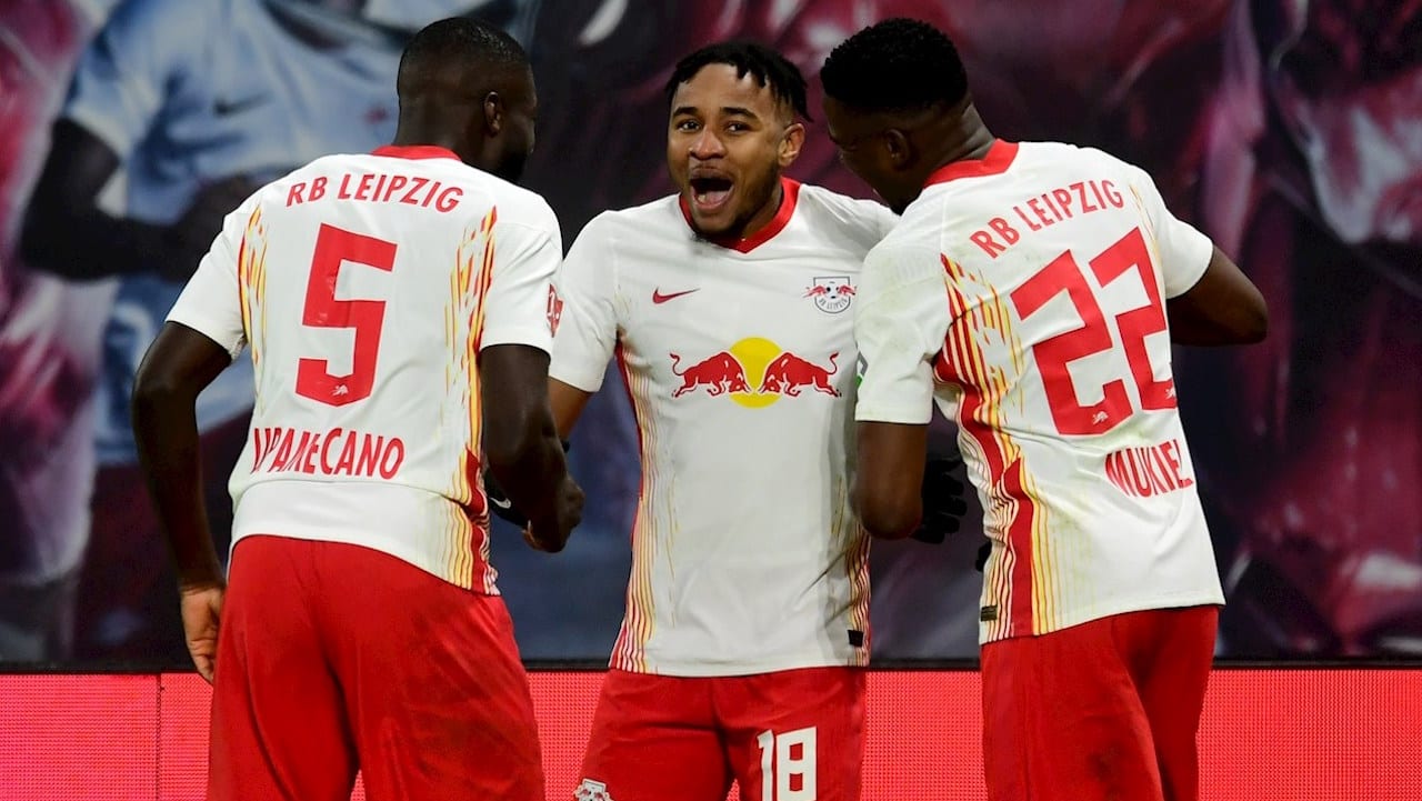 Leipzig ganó un duelo clave ante Bayer Leverkusen y quedó a 7 puntos del líder Bayern Munich en la Bundesliga