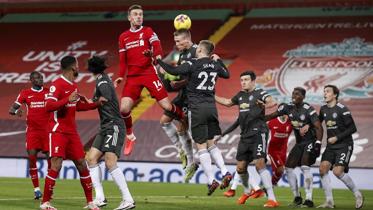 El Manchester United sobrevive en Anfield y mantiene el liderato