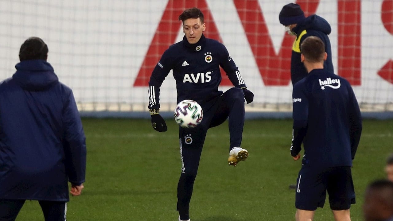 Mesut Özil firma con el Fenerbahçe de Turquía