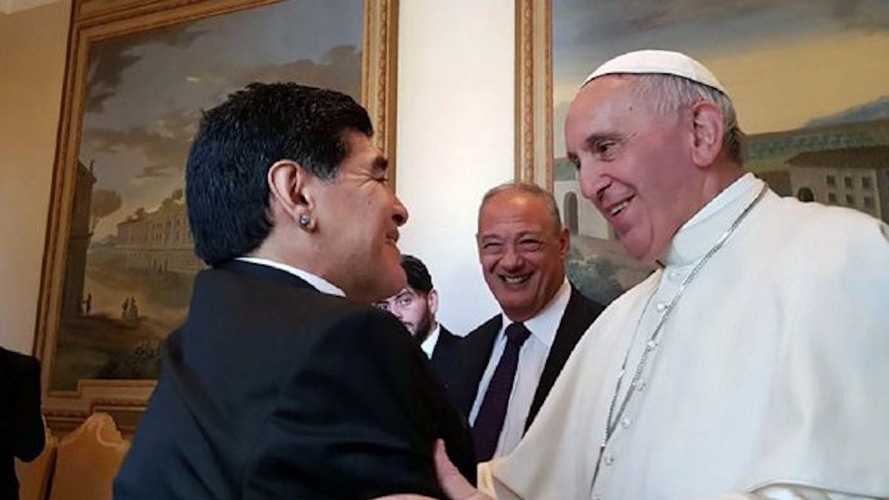 El papa dice que Maradona era un poeta en el campo pero un hombre frágil