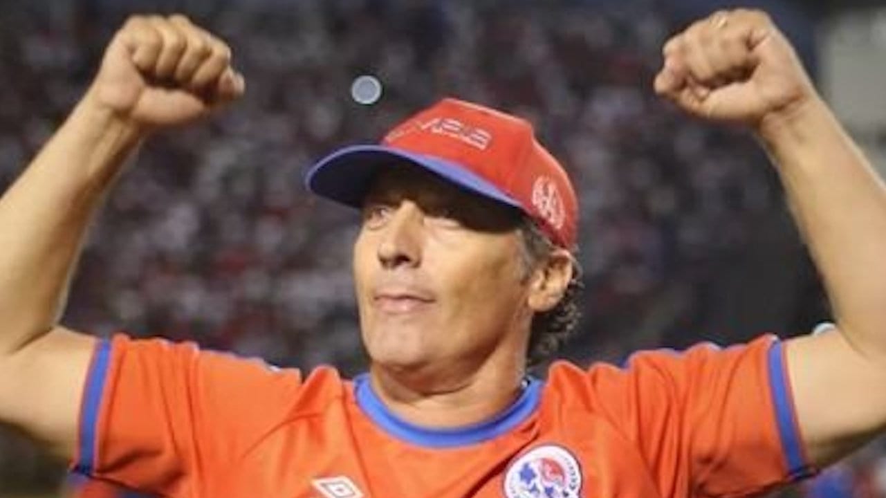 Un bicampeonato hasta el cielo: Pedro Troglio lo dedica a su padre y a su amigo, Diego Maradona, su segundo título con Olimpia