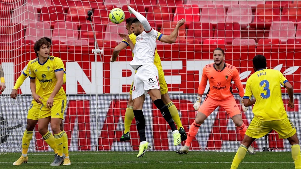 Sevilla golea 3-0 al Cádiz del Choco Lozano y se pone en puestos de Champions