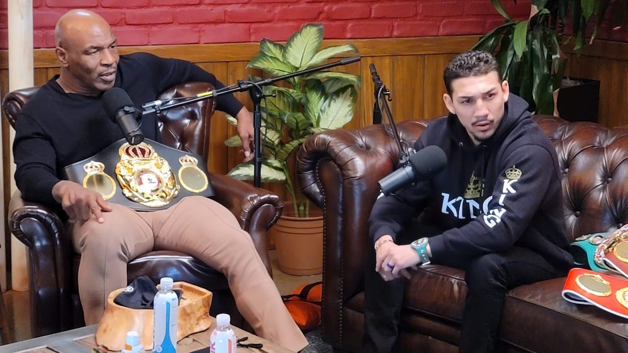Teófimo López charla con su ídolo Mike Tyson