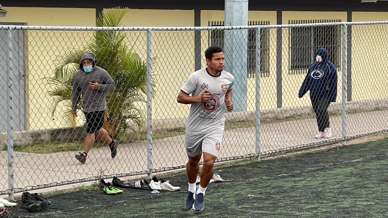 Patón Mejía dio la sorpresa al presentarse a los entrenamientos del Olimpia