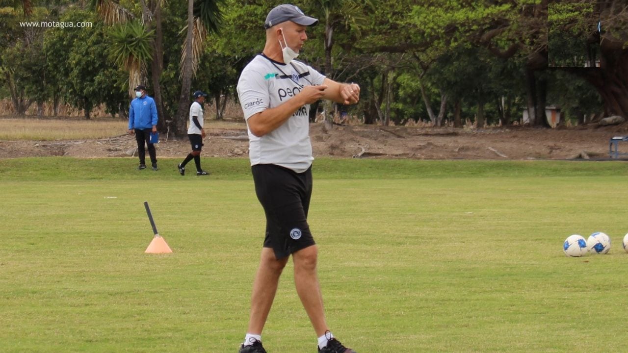 Empezar la pretemporada antes que Olimpia y Marathón puede ser un 'plus', según Negreira