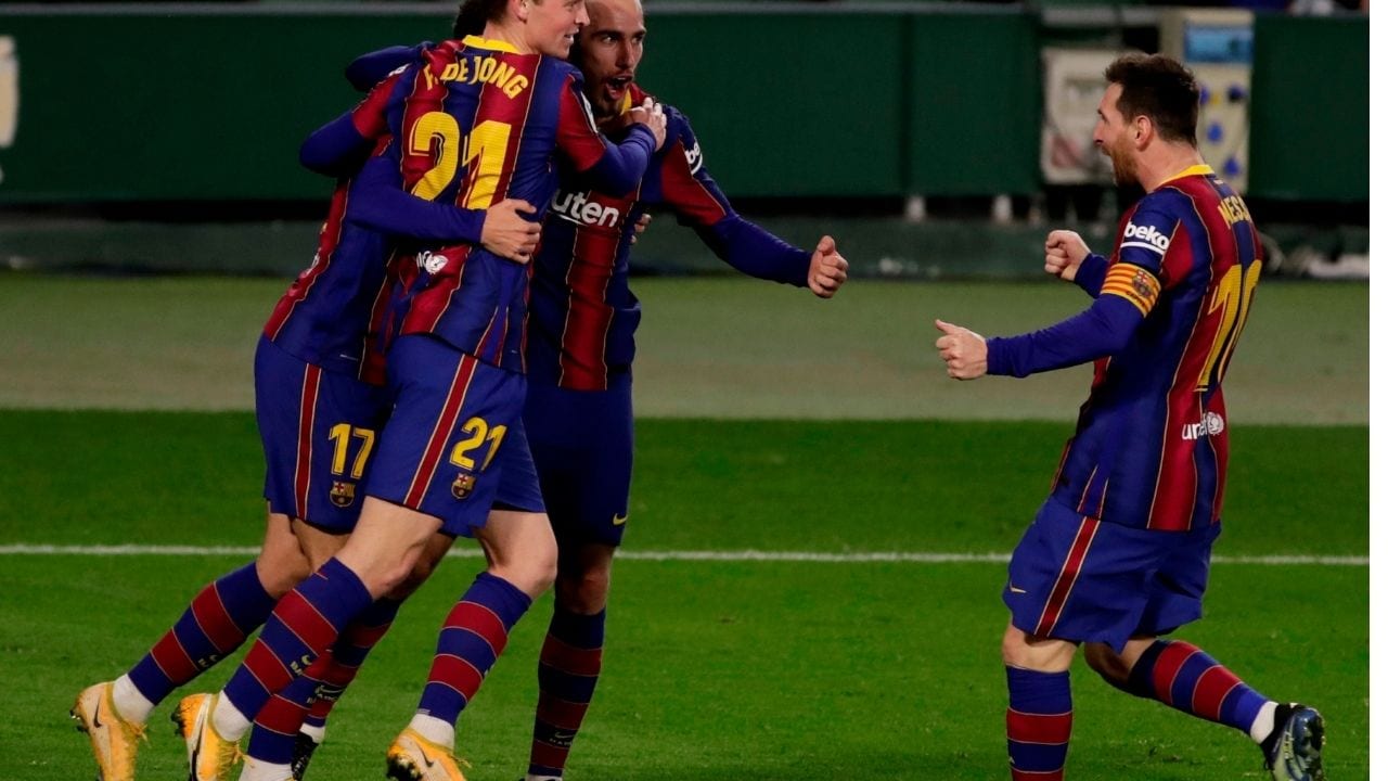 Messi resuelve y Barcelona remonta un partido complicado frente al Betis