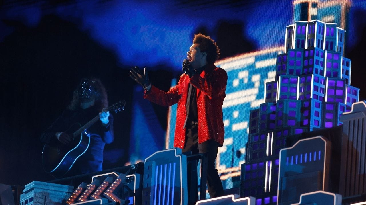 The Weeknd luce sobrio en el espectáculo más atípico de la historia del Super Bowl