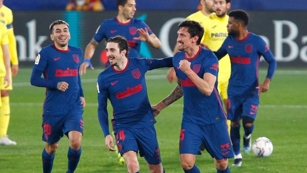 Atlético derrota 0-2 a Villarreal y llegará al derbi madrileño como líder en solitario