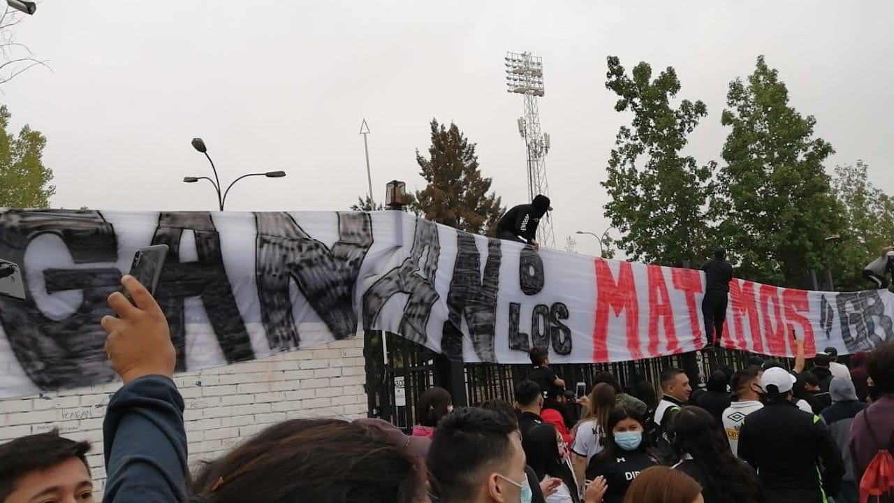 'Ganan o los matamos', la barra brava de Colo-Colo amenazó a los jugadores previo al partido de la permanencia en la Primera División