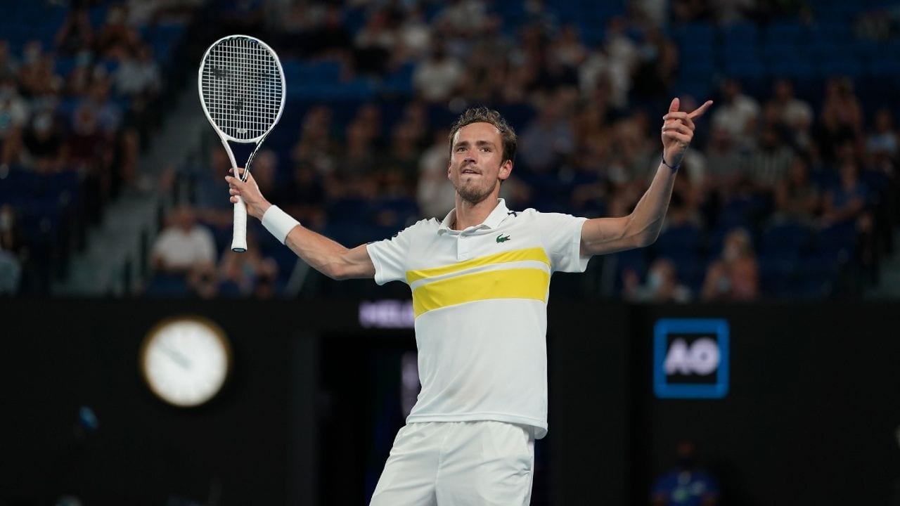 El invencible Medvedev avanza sobre Tsitsipas y reta a Djokovic en la final del Abierto Australiano