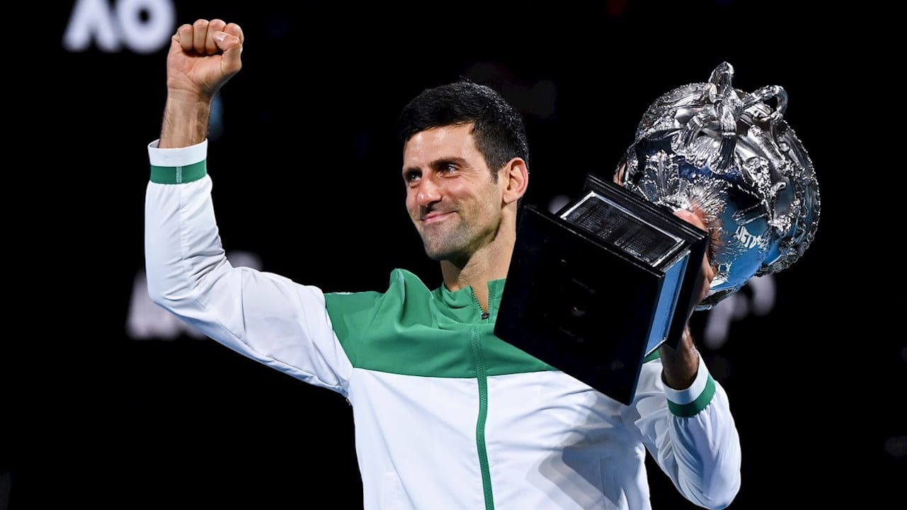 Djokovic fulmina a Medvedev y levanta su noveno Abierto de Australia
