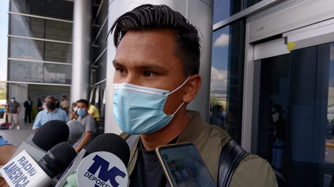 Denil Maldonado llega al país y cuenta cómo vivió sus momentos difíciles en el Everton
