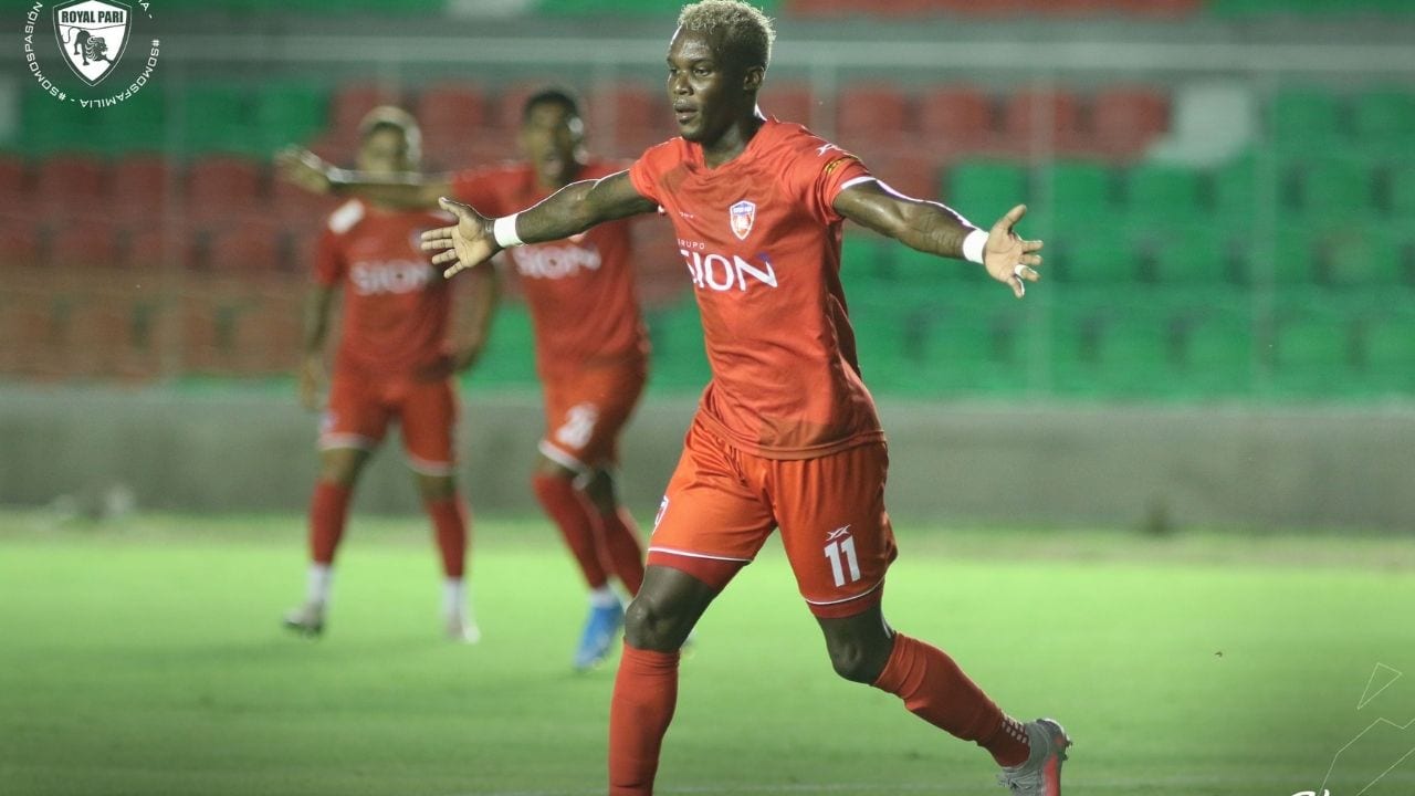 Rubilio Castillo volvió a golear con el Royal Pari previo a su debut en Copa Libertadores
