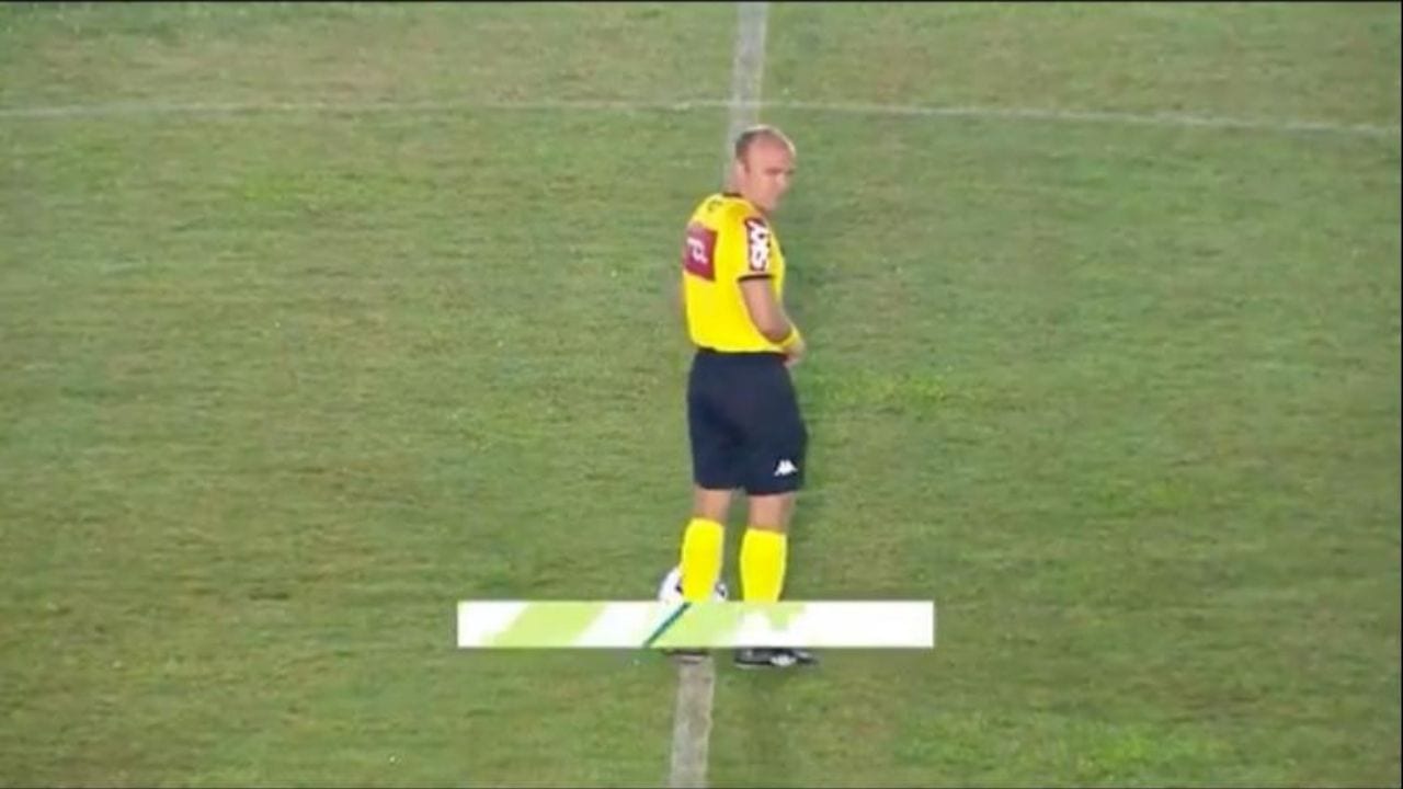 Árbitro brasileño es grabado orinando en el campo previo al inicio de un partido