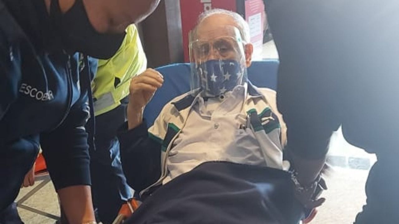 Chelato Uclés regresó a Honduras tras ser operado en la Ciudad de México