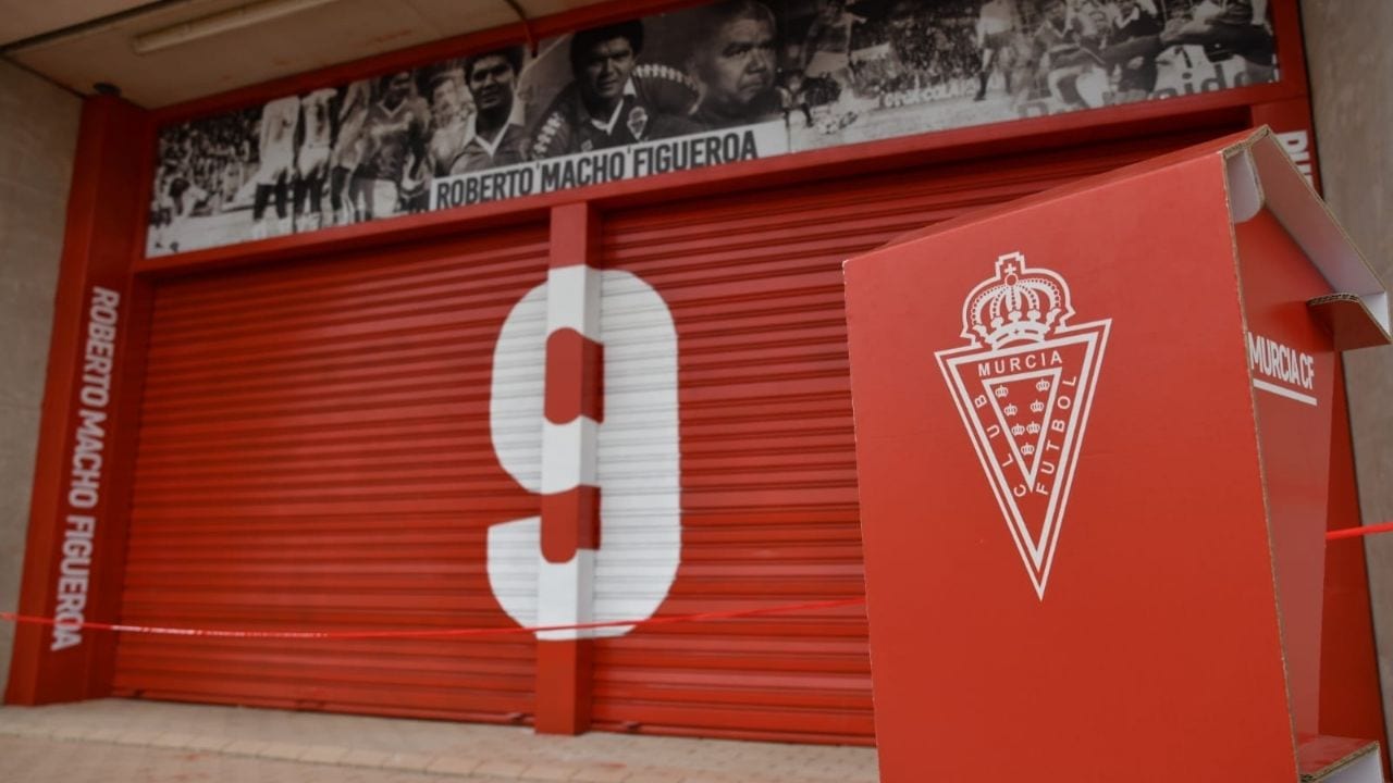 Real Murcia inauguró una de sus puertas del estadio en honor al Macho Figueroa