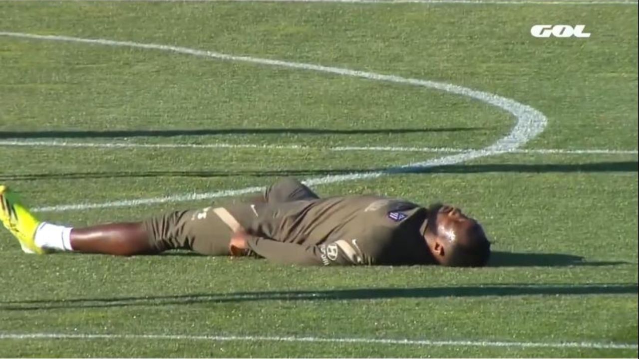 Jugador del Atlético de Madrid se desmayó en pleno entrenamiento y fue llevado en ambulancia al hospital