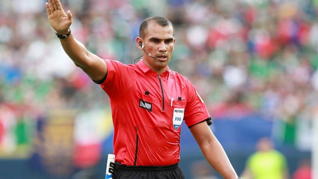 Árbitros hondureños pitarán partido eliminatorio de Concacaf