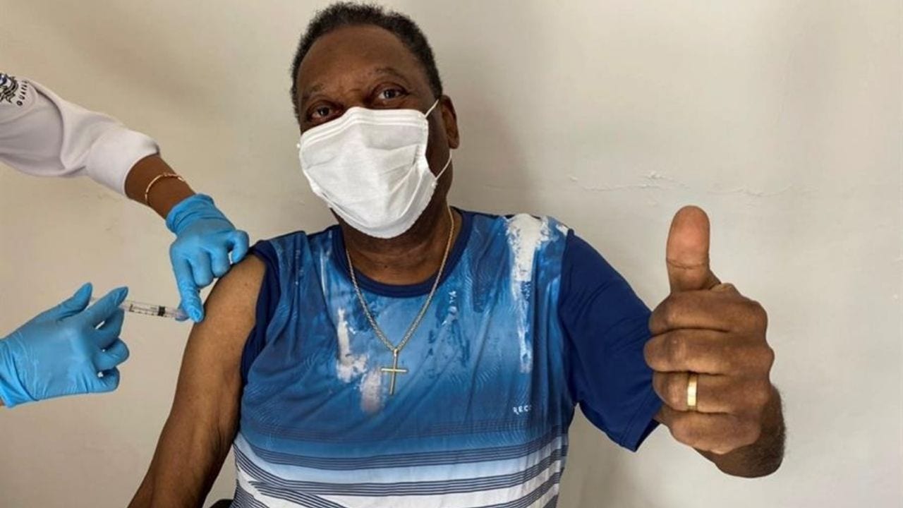 Pelé recibe la vacuna anticovid y celebra el momento "inolvidable"
